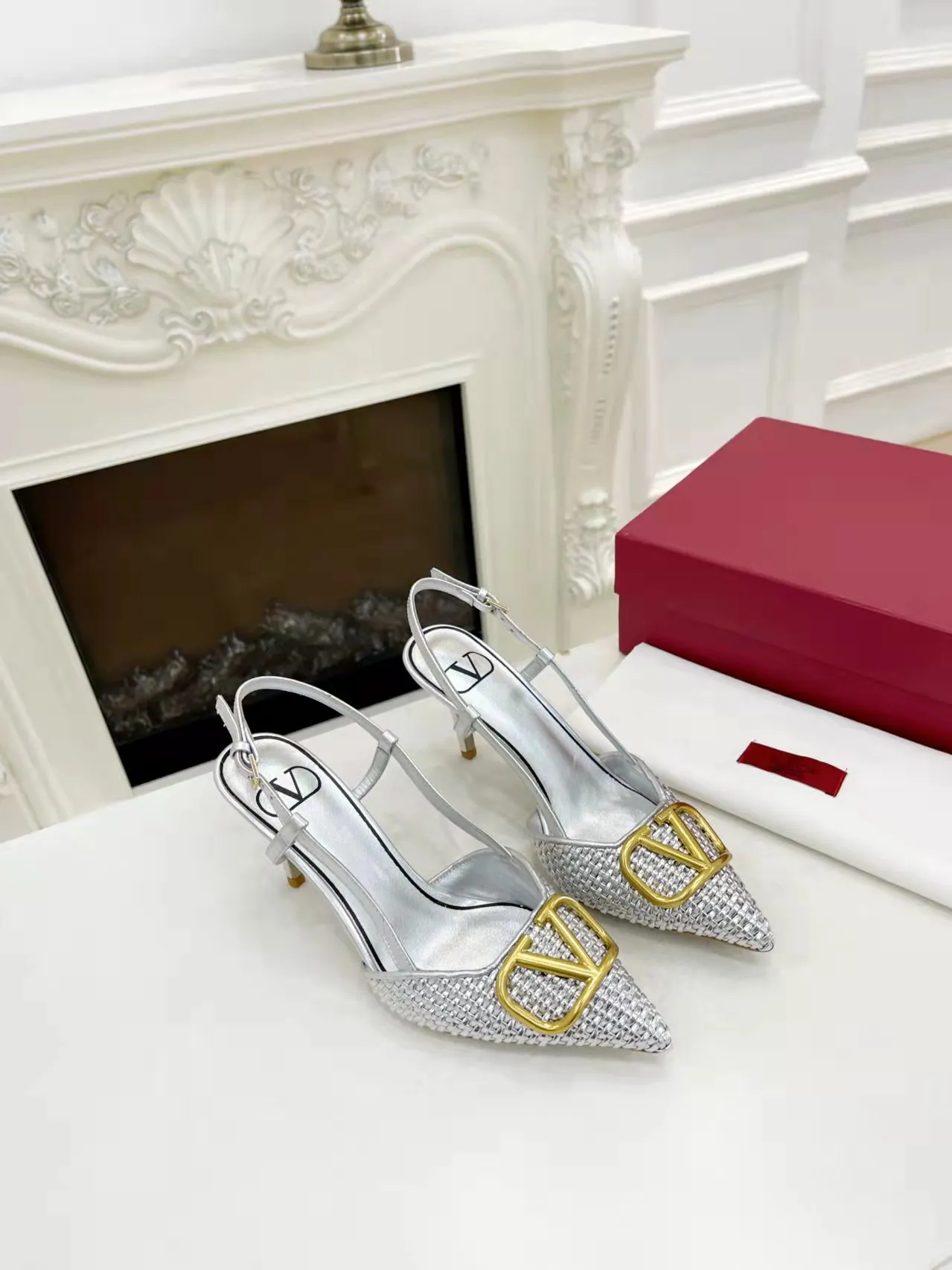 👟👟Ex-factory price 440👟👟 Genuine leather sole +40 Top version 𝑉𝐴𝐿𝐸𝑁𝑇𝐼𝑁𝑂 Valentino new spring and summer women's 5⃣️color empty back sandals. The unique [V family hand-woven] brings out a full sense of high-end, and the new season will live up to expectations! Worth buying★Absolutely high-grade❥Original method, Absolutely sensual❥Elegant style, creating a different feeling, simple and elegant style!  Code number: 35-41 (34-42 is custom-made and non-returnable) Inner lining: Sheepskin lining Heel height: 7.5 cm Leather outsole + 40 rubber outsole